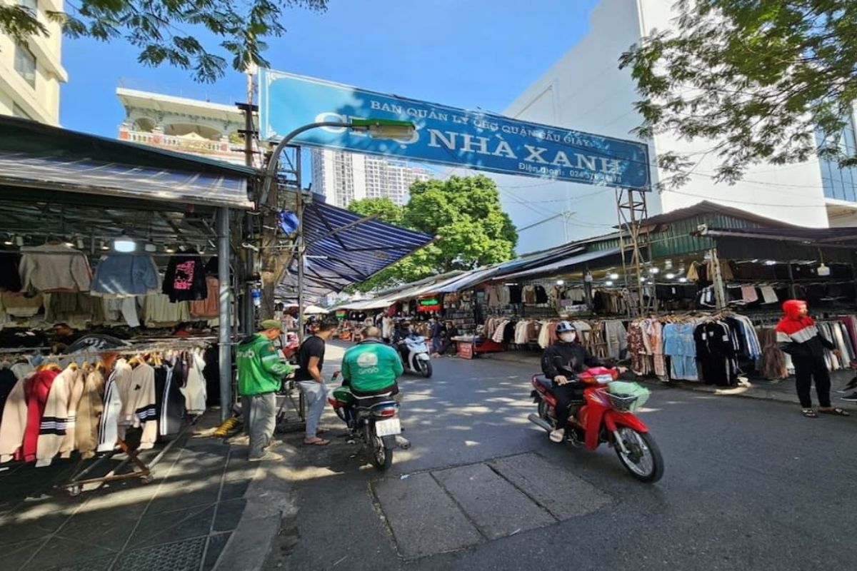 cổng vào chợ nhà xanh